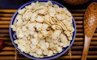 参片泡水喝有什么功效，西洋参片泡水喝有什么功效